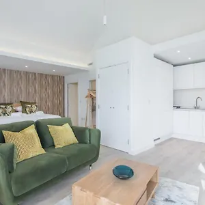 https://luxurious-city-centre-apartment-with-balcony.cambridgehotelsuk.com